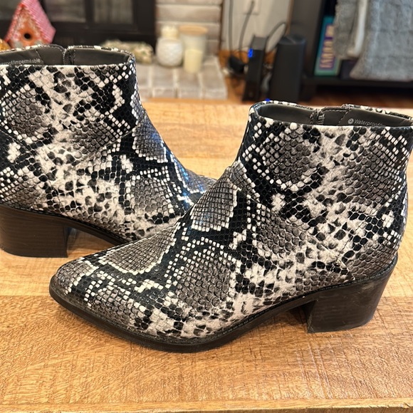 Blondo snakeskin print waterproof boots size 8M. Only worn once, these r… - Picture 4 of 10